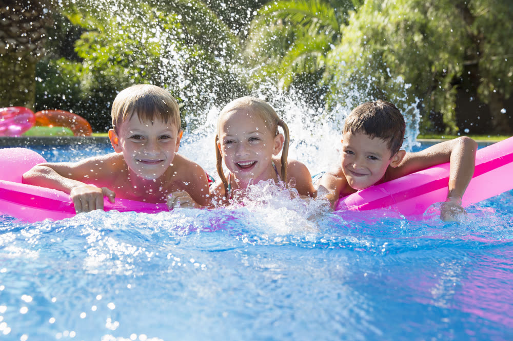 Crianças brincando na piscina de uma casa de férias